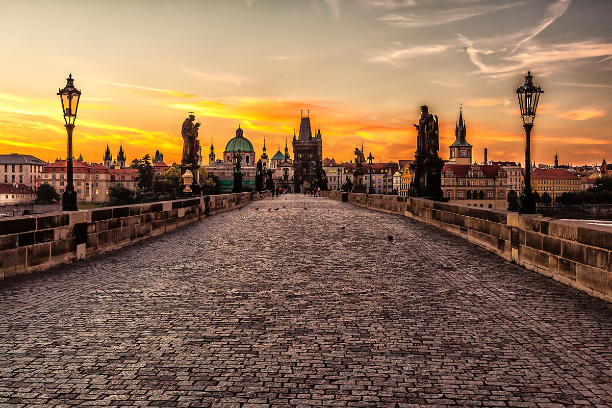 Straßenlaternen auf der Karlsbrücke in Prag